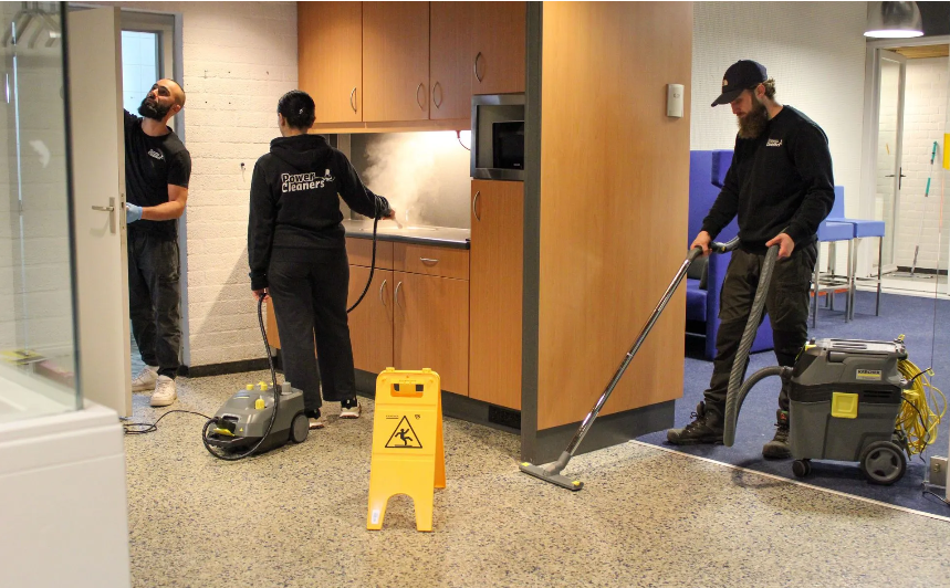Medewerkers van PowerCleaners aan het werk